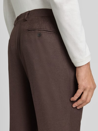 Männermodel trägt Anzughose mit Bügelfalte und Eingrifftaschen von Christian Berg Men, glatter Stoff, dunkelbraun, Detailaufnahme Rückansicht. Material-Mix mit Schurwolle-Anteil, Straight Fit, Knopf-, Haken- und Reißverschluss, französische Eingrifftaschen, Gesäßleistentaschen, Bundweite 47 cm, Innenbeinlänge 82 cm.