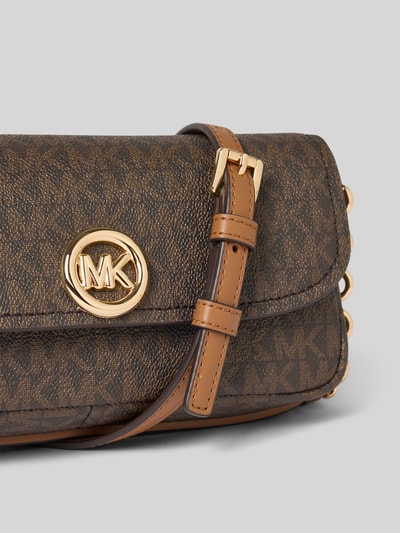 Produktfoto, Falp Chain Bag mit Steckfach Modell 'NOLITA' von MICHAEL Michael Kors, brązowy ze złotymi detalami, tekstura skóry, Szerokość w rozmiarze 1: 20 cm, długość 14 cm, głębokość 6 cm, długość paska 117 cm, logo metallic, nadrukowane logo, główna komora z klapką i zapięciem na magnes, regulowany pasek z łańcuszkiem, wewnętrzna kieszeń.