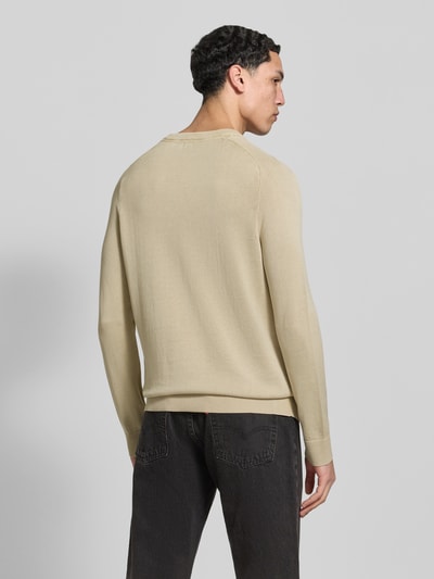 Männermodel trägt Regular Fit Pullover aus reiner Baumwolle Modell 'FLEET' von Pepe Jeans in Beige, Piqué Strick, Ganzkörperansicht Rückansicht.