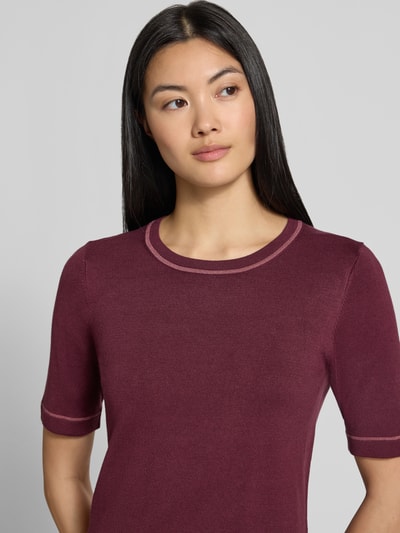Frauenmodel trägt Pullover aus Viskose-Mix in Strick-Optik von Christian Berg Woman in Dunkelrot, schmale Passform, Nahaufnahme Oberkörper.