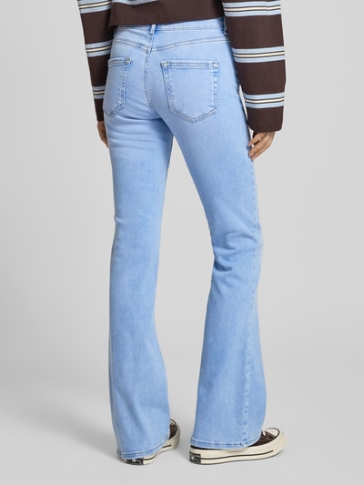 Vrouwenmodel draagt Flared Fit Jeans uit katoenmix model 'BLUSH' van Only, effen lichtblauw, five-pocket, mid waist, label patch, riemlussen, knoop- en ritssluiting, detailopname achteraan.