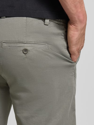Männermodel trägt Bermudas mit Bindegürtel und französischen Eingrifftaschen von MAC aus Baumwoll-Mix mit Stretch-Anteil, Detailaufnahme Rückseite.