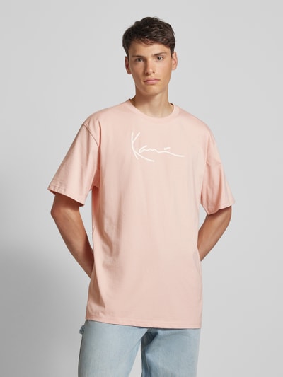 KARL KANI T-shirt z nadrukiem z logo model ‘Signature’ Różowawy 4