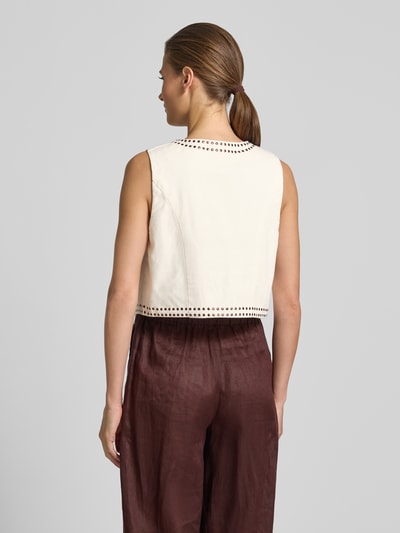 Frauenmodel trägt Regular Fit Weste aus reiner Viskose Modell 'Velas' von YAS mit Allover-Stitching und Zierschleife, Rückenlänge bei Größe S 39 cm, Ganzkörperansicht Rückansicht.