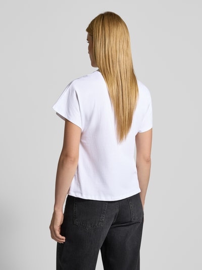 Frauenmodel trägt Regular Fit T-Shirt mit Ziersteinbesatz Modell 'Popcorn' von Guess, reine Baumwolle, Rückenansicht, Ganzkörperansicht Rückansicht