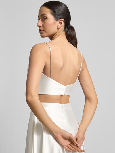 Frauenmodel trägt Maxirock aus Satin mit Reißverschluss von Luxuar in A-Linie, glänzende glatte Oberfläche, Rückansicht, Nahaufnahme Oberkörper.