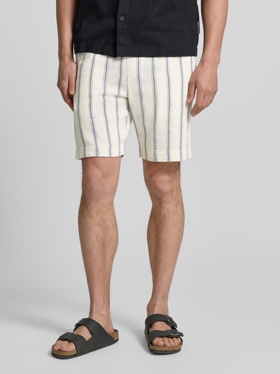 Männermodel trägt Regular Fit Shorts aus reiner Baumwolle Modell 'REGCAL' von SELECTED HOMME, gestreift, mit elastischem Bund, Nahaufnahme Unterkörper.