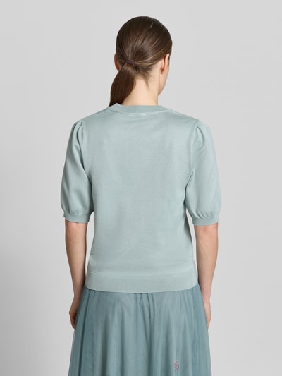Frauenmodel trägt Strickshirt mit Schluppe aus Chiffon von Zero, Viskose-Mix, Körpernaher-Schnitt, Gerippte-Abschlüsse, 1/2-Arm, hellblau, Ganzkörperansicht Rückansicht.