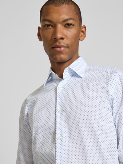 Männermodel draagt Regular Fit Businesshemd aus katoenmix model 'Joe' van BOSS, wit met blauwe stippen, Heren zakelijk overhemd, Nahaufnahme Oberkörper.