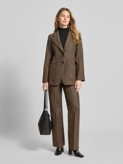 Frauenmodel trägt Blazer aus Woll-Mix mit Viskose-Anteil Modell 'PIPER' von Mango in Braun mit Reverskragen, 2-Knopfleiste, aufgesetzten Taschen, Straight Fit; Damen Blazer, Ganzkörperansicht von vorne.