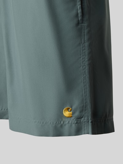 Produktfoto, Regular Fit Badeshorts mit Logo-Stitching Modell 'Chase' von Carhartt Work In Progress, krój regular fit, wyhaftowane logo, tunel, zintegrowane figi, tekstura gładka, zielony odcień