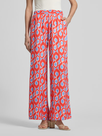 Frauenmodel trägt Stoffhose aus reiner Viskose von Milano Italy, bunt gemustert, Relaxed Fit, elastischer Bund, weites Bein, Nahaufnahme Oberkörper.