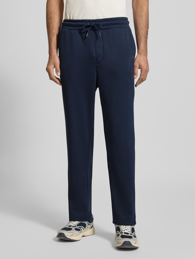 Männermodel trägt dunkelblaue Sweatpants mit Baumwoll-Anteil Modell 'KANE BRADLEY' von JACK & JONES, Eingrifftaschen, Ganzkörperansicht von vorne.