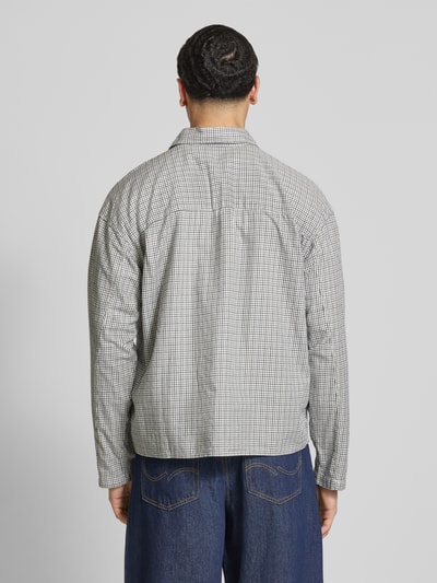 Männermodel trägt Regular Fit Freizeithemd aus Baumwolle Modell 'AUSTIN' von Jack & Jones, feines Karo, Grautöne, Rückenansicht, Ganzkörperansicht Rückansicht. Rückenlänge 60 cm, Schulterbreite 45 cm, Ärmellänge 57 cm, Kentkragen, Knopfleiste, Brusttasche.