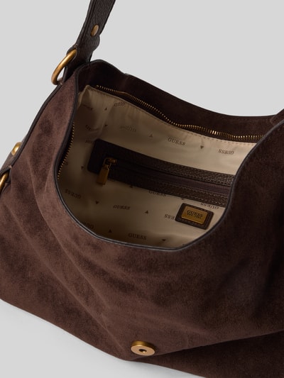 Produktfoto, Shoulder Bag mit Logo-Detail Modell 'CAMDEN' von GUESS in Braun mit Überschlag, sichtbares Innenfutter mit Markenlogo, Hauptfach mit Reißverschluss, samtige Oberfläche, Kontext: Damen Shoulder Bag von GUESS mit Schulterriemen, Breite 36 cm, Länge 38 cm, Tiefe 10 cm, Länge Schulterriemen 46 cm
