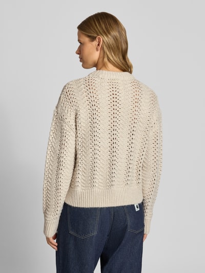 Vrouwenmodel draagt Relaxed Fit Pullover met wol van Levi's® 300 in beige met ajourpatroon, grof gebreid, Ganzkörperaanzicht achteraan.