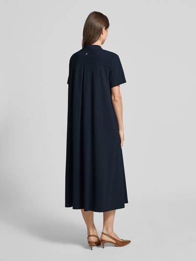 Frauenmodel trägt Midikleid mit Strukturmuster und Umlegekragen Modell 'JOSEPHINA' von Raffaello Rossi in Dunkelblau, Loose Fit, Ganzkörperansicht Rückansicht