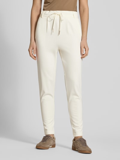 Kobiece modelka nosi Regular Fit Sweatpants aus Viskose-Mix Modell 'POPTRASH LIFE' von ONLY, efekt: jednolity kolor, krój regular fit, z zakładką w pasie, szlufkami, tunelem, elastycznym pasem, wpuszczanymi bocznymi kieszeniami, imitacją tylnych kieszeni, materiał: mieszanka wiskozy; widok całej sylwetki z przodu.