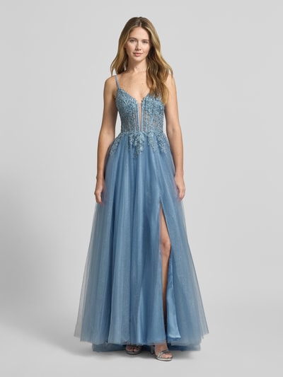 Vrouwenmodel draagt Regular Fit Abendkleid mit floralem Stitching van Luxuar, blauw, getailleerd, diep V-hals, semitransparant glinsterend mesh, vooraanzicht volledig lichaam.