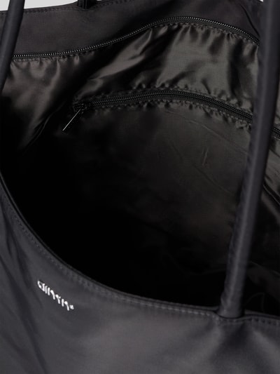 Produktfoto, torba shopper 'Shopper mit Label-Detail' von aim'n, czarna, matowa faktura, detal z logo, Główna przegroda z zamkiem błyskawicznym, uchwyty, kieszeń wewnętrzna zapinana na zamek błyskawiczny, Szerokość w rozmiarze 1: 68 cm, Długość w rozmiarze 1: 40 cm, Głębokość w rozmiarze 1: 22 cm, długość paska na ramię w rozmiarze 1: 76 cm