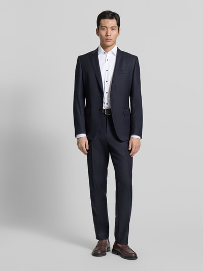 Mannelijk model draagt OLYMP Level Five 'Slim Fit Business Hemd aus Baumwolle mit Kentkragen', wit, lange mouwen, knoopsluiting, slim fit, katoen-elastaan mix, Kentkraag, ruglengte 81 cm, schouderbreedte 42 cm, mouwlengte 67 cm, volledige lichaamsvoorzijde.