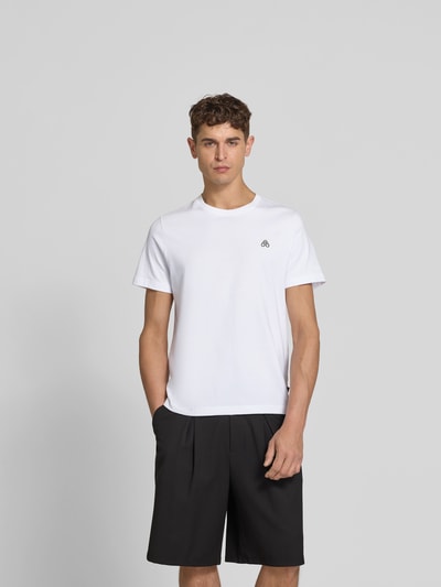 Männermodel trägt Regular Fit T-Shirt mit Logo-Detail von Moose Knuckles, reine Baumwolle, weiß, Rundhals, kurze Ärmel, Ganzkörperansicht von vorne.