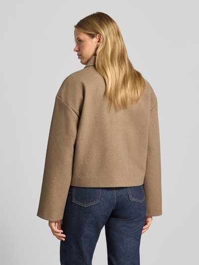 Frauenmodel trägt Loose Fit Kurzmantel mit Umlegekragen Modell 'AYA' von PIECES, sandfarben, glatte Textur, Damen Teddy- / Webpelzjacke, Ganzkörperansicht Rückansicht.
