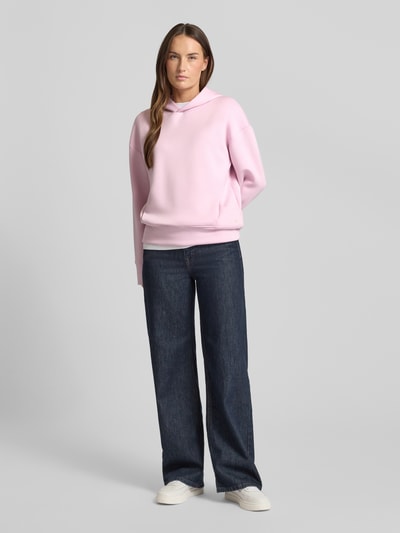 Vrouwenmodel draagt Regular Fit Hoodie uit Viscose-Mix met steekzakken van Fynch-Hatton, lichtroze, elastische boorden, full-body frontaal.