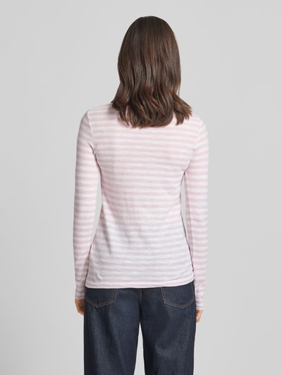 Frauenmodel trägt Regular Fit Langarmshirt aus reiner Baumwolle von Marc O'Polo mit rosa-weißen Streifen und U-Boot-Ausschnitt, Ganzkörperansicht Rückansicht.