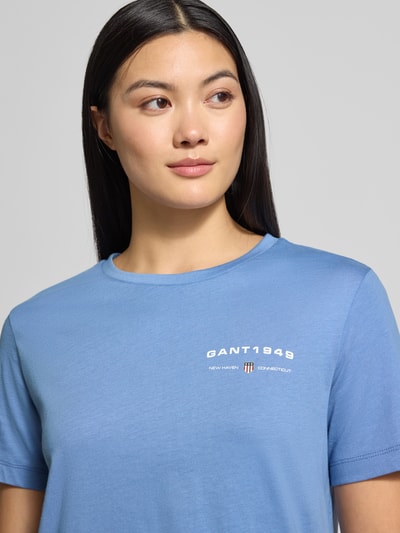 Kobiece modelka nosi T-shirt z label-printem i okrągłym dekoltem od Gant, bawełna, regular fit, niebieski, zbliżenie górnej części ciała.