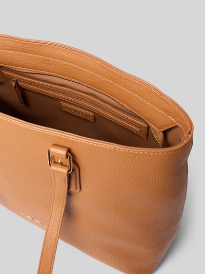 Produktfoto, Shopping Bag mit Logo-Applikation Modell 'Brixton' von VALENTINO BAGS in cognacbrauner Leder-Optik mit Strukturmuster, Reißverschluss und schmalen Trageriemen, Innenfach mit Zip aus neutralem Glattleder, Maße ca. 26x27x15 cm, Schulterriemen etwa 65 cm.