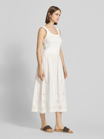 Frauenmodel trägt Ausgestelltes Freizeitkleid aus Baumwoll-Mix von Marc O'Polo Denim in Optik: Unifarben mit Lochstickmuster, Muschelsaum, Midi-Länge und breiten Trägern, Ganzkörperansicht von vorne.