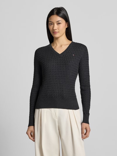 Vrouwenmodel draagt Regular Fit Pullover uit puur katoen van Tommy Hilfiger, zwart met gebreide textuur, Dames pullover, vooraanzicht van het volledige lichaam