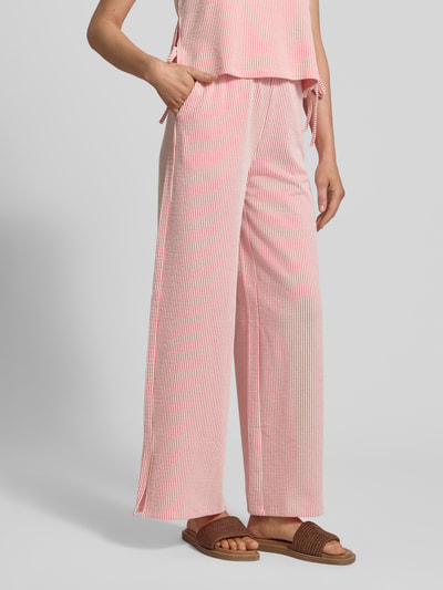 Frauenmodel trägt Wide Leg Hose mit elastischem Bund Modell 'STRIPLO' von Vila aus Baumwoll-Mix mit Stretch-Anteil, Allover-Look, Nahaufnahme Unterkörper.