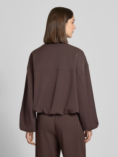 Kobiece model prezentuje Jacke mit Reißverschluss Modell 'Janica' od OPUS, brąz, materiał z domieszką wiskozy, krój regular fit, widok całej sylwetki z tyłu