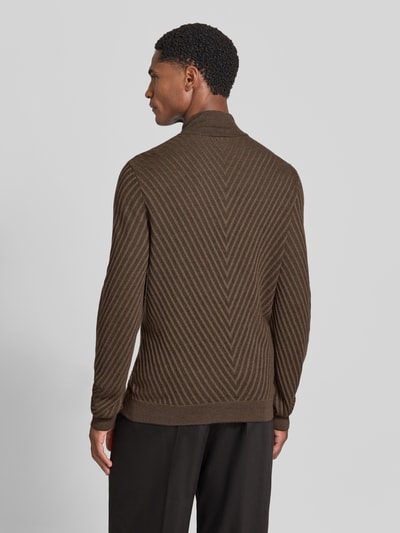 Männermodel trägt Regular Fit Strickpullover aus Schurwolle von Emporio Armani in Braun mit feinem Strickmuster, Rückenansicht, Herren Strickpullover Armani, reine Schurwolle, normale Passform, Troyer-Kragen, elastische Abschlüsse, Rückenlänge 66 cm, Ärmellänge 71 cm