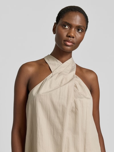 Frauenmodel trägt Neckholder-Blusentop aus Baumwoll-Mix von Jake*s Collection in Beige mit Drapierungen, Regular-Fit, Nahaufnahme Oberkörper. Rückenlänge bei Größe 36: 59 cm, Knopfverschluss rückseitig.