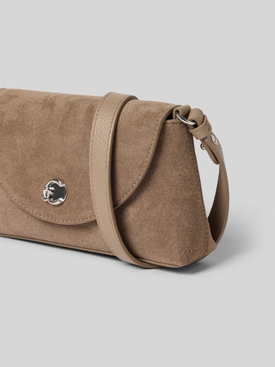 Produktfoto, Schultertasche aus echtem Leder Modell 'Nikla' von Coccinelle in Braun, glatte und samtige Textur, Überschlag und silbernes Logo, rechteckige Form, Breite 20 cm, Länge 12 cm, Tiefe 5 cm, Schulterriemen 128 cm