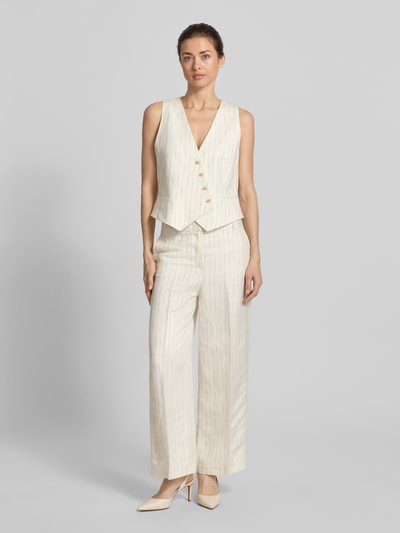 Frauenmodel trägt Wide Fit Stoffhose mit Bügelfalten von Christian Berg Woman Selection in Beige, lockerer Schnitt, Ganzkörperansicht von vorne.