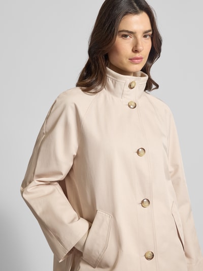 Modelka nosi Relaxed Fit Jacke mit Stehkragen von comma z mieszanki bawełny, wpuszczane kieszenie, stójka, listwa guzikowa, zbliżenie na górę.