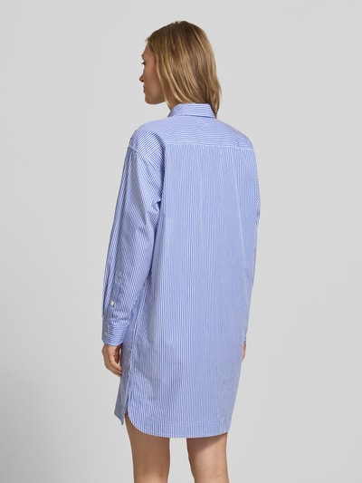 Frauenmodel trägt Oversized Hemdblusenkleid aus reiner Baumwolle von Lauren Ralph Lauren mit blau-weißem Streifenmuster, Twillgewebe, Mini-Länge, Rückenpasse, Knopfleiste und langen Ärmeln; Ganzkörperansicht Rückansicht.
