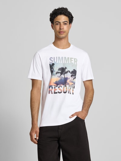 Männermodel trägt Herren T-Shirt von Only & Sons, Modell 'MAGDY LIFE', Optik: Unifarben, Foto-Print, Regular-Fit, Rundhals, Kurzarm, Material: Reine Baumwolle, Ganzkörperansicht von vorne