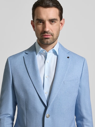 Männermodel trägt Sakko mit Pattentaschen Modell 'NICK' von Zuitable in Hellblau, Material-Mix mit Viskose-Anteil, Nahaufnahme Oberkörper.