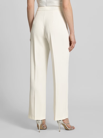 Vrouwenmodel draagt Hose mit Bügelfalten van Jake*s Cocktail in gebroken wit, regular fit, materiaal-mix met stretch, volledige lichaamsopname achteraan.