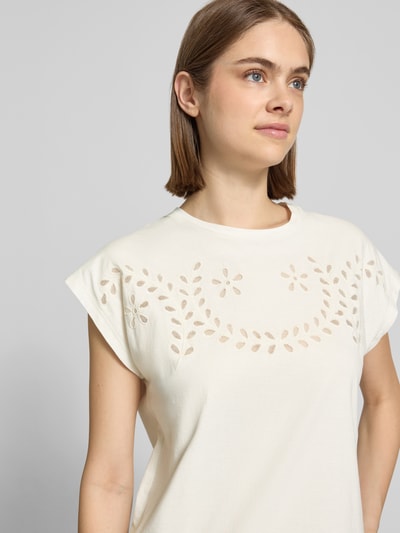 Vrouwenmodel draagt Regular Fit T-shirt uit zuiver katoen model 'MINA' van Pepe Jeans, look: effen, ajourwerk met mesh-inzet, labelstitching, ronde hals, korte mouw, detailopname bovenlichaam.