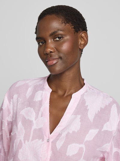 Frauenmodel trägt Regular Fit Bluse mit V-Ausschnitt und 3/4-Arm von Christian Berg Woman, rosa, Baumwolle, Allover-Look, Nahaufnahme Oberkörper.