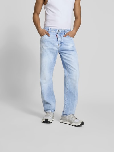 Männermodel trägt Straight Fit Jeans mit Logo-Patch von Dsquared2, hellblau, 5-Pocket-Design, Baumwolle, Ganzkörperansicht von vorne