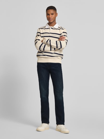 Męski model nosi Straight Fit Jeans im 5-Pocket-Design Modell 'WEST' od Lee, bawełniany materiał ze stretchem, całkowity widok z przodu.