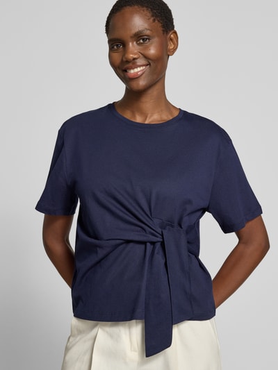 Frauenmodel trägt T-Shirt mit Knoten-Detail und Rundhalsausschnitt von Christian Berg Woman, Reine Baumwolle, Regular-Fit, navyblau, Nahaufnahme Oberkörper.