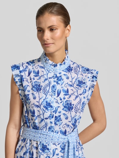 Frauenmodel trägt Midikleid im Allover-Look mit Bindegürtel von Christian Berg Woman aus Reine Baumwolle mit Stehkragen, Nahaufnahme Oberkörper.